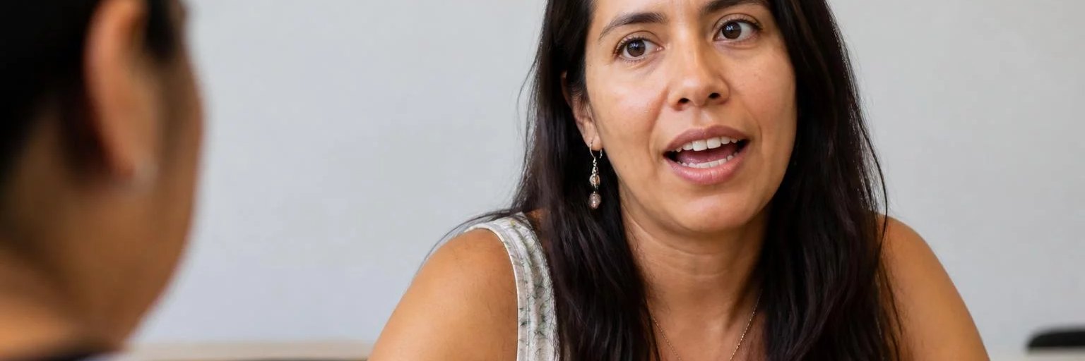 Una persona en pleno turno de palabra, con el grupo fuera de foco